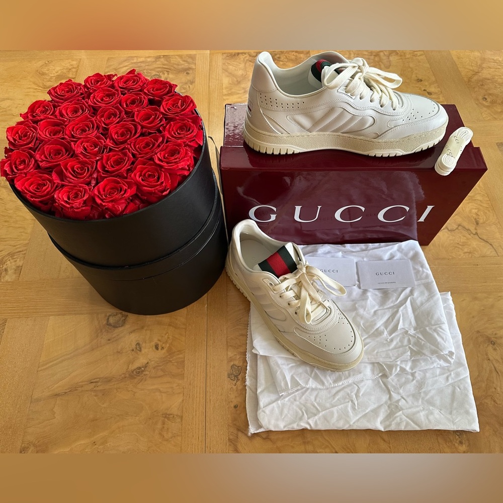 NWT Authentic Gucci Cream Leather Low-Top Sneakers with Green & Red Web Accent